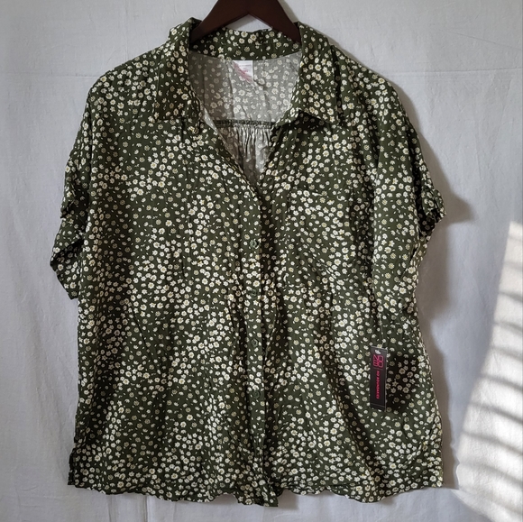 Tops - NWT Short Sleeve Juniors Plus Size Button Down Blouse Top